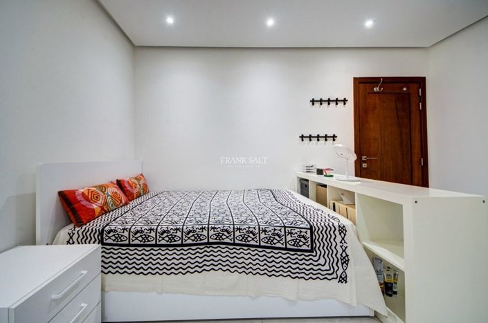 Image No.40-5 Bed Property for sale