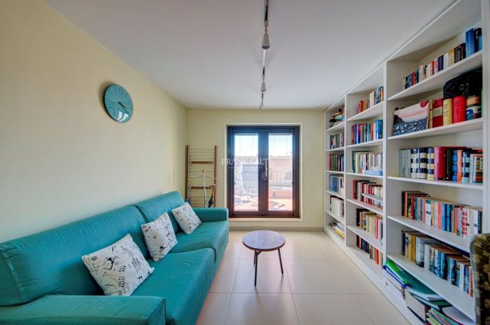 Image No.5-5 Bed Property for sale