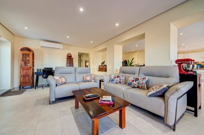 Image No.45-5 Bed Property for sale