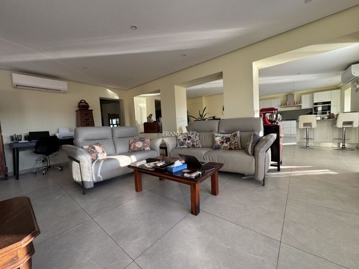 Image No.5-5 Bed Property for sale