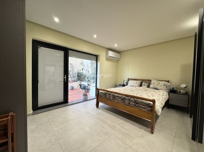 Image No.6-5 Bed Property for sale