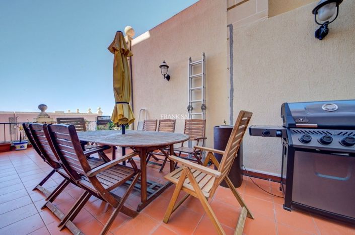 Image No.10-5 Bed Property for sale