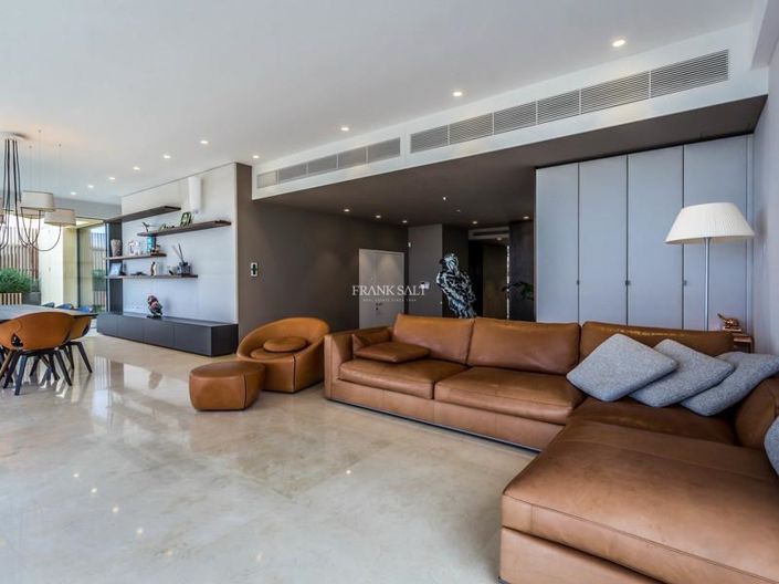 Image No.11-3 Bed Property for sale