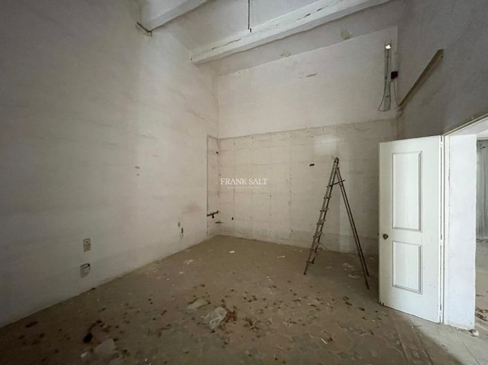 Image No.10-3 Bed Property for sale