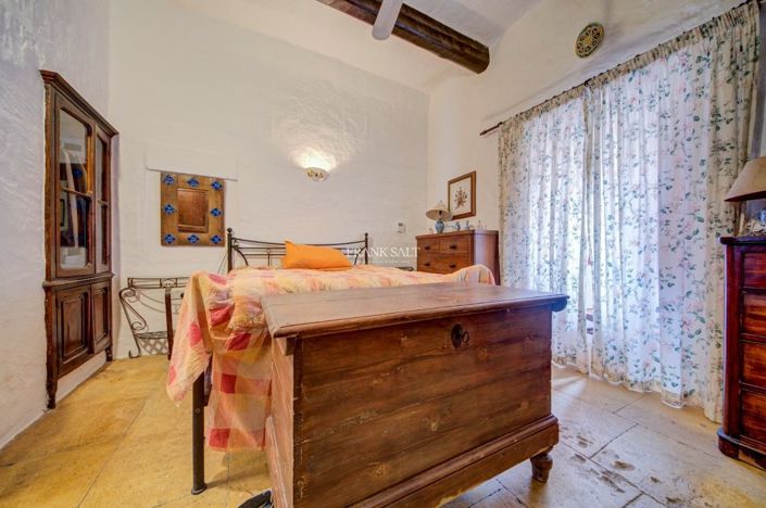 Image No.12-3 Bed Property for sale