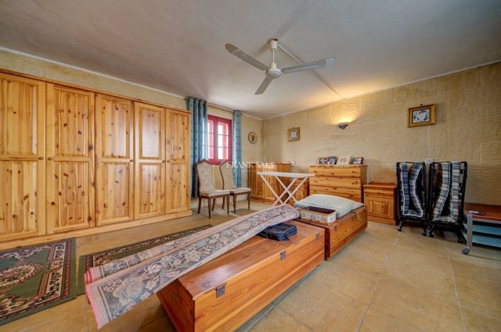 Image No.18-3 Bed Property for sale