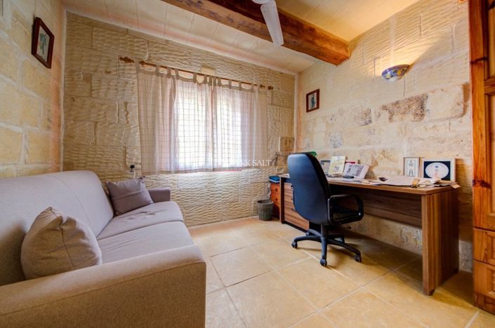 Image No.19-3 Bed Property for sale