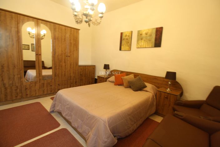 Image No.17-3 Bed Property for sale