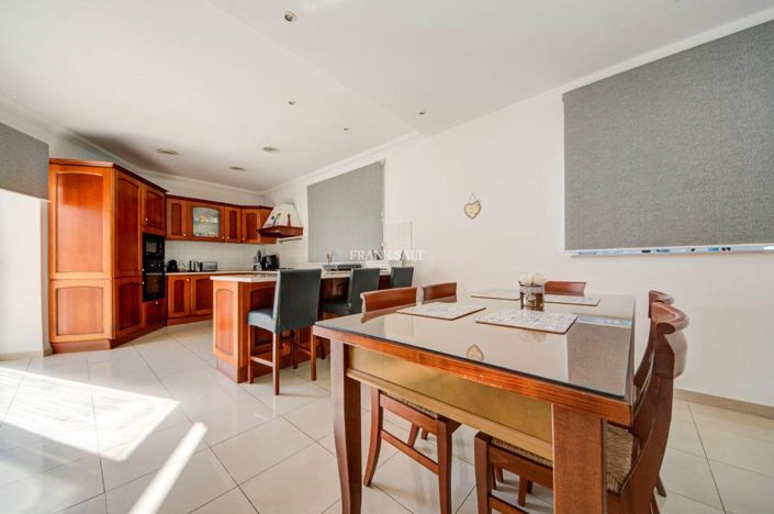 Image No.11-3 Bed Property for sale