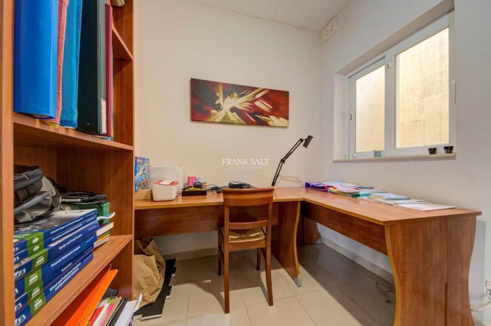 Image No.18-3 Bed Property for sale