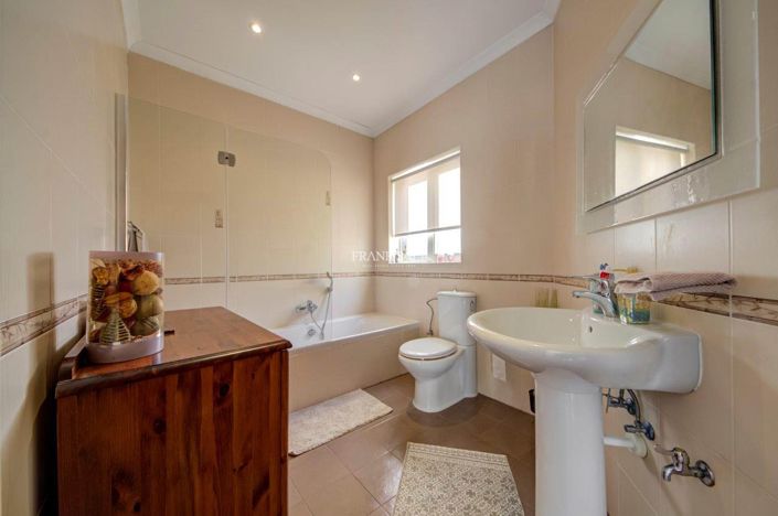 Image No.19-3 Bed Property for sale