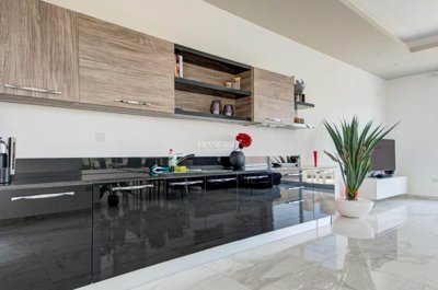 93850732-8ab1-4155-a940-8c5b73323654