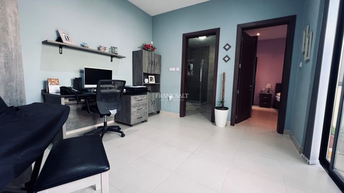 Image No.10-3 Bed Property for sale