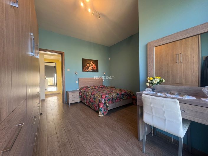 Image No.17-3 Bed Property for sale