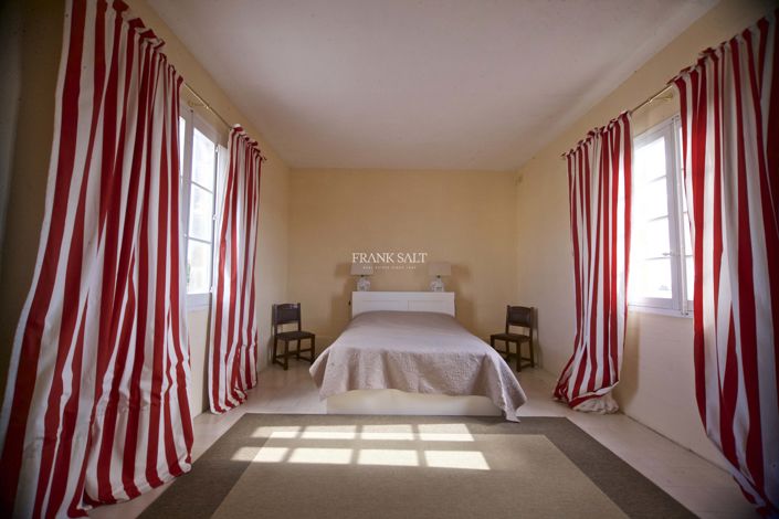 Image No.13-6 Bed Property for sale