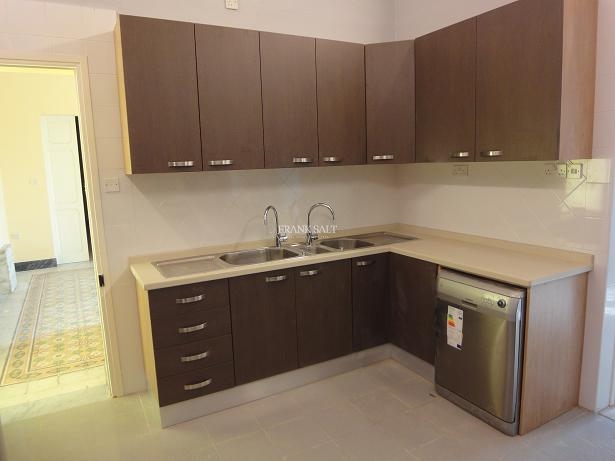 Image No.15-6 Bed Property for sale