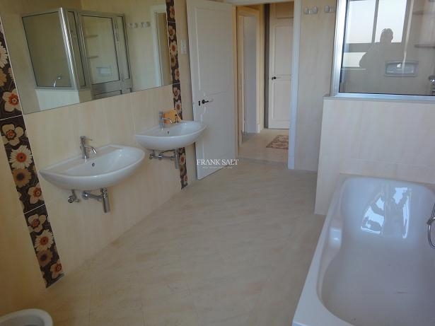 Image No.17-6 Bed Property for sale