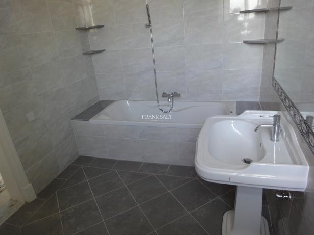 Image No.19-6 Bed Property for sale