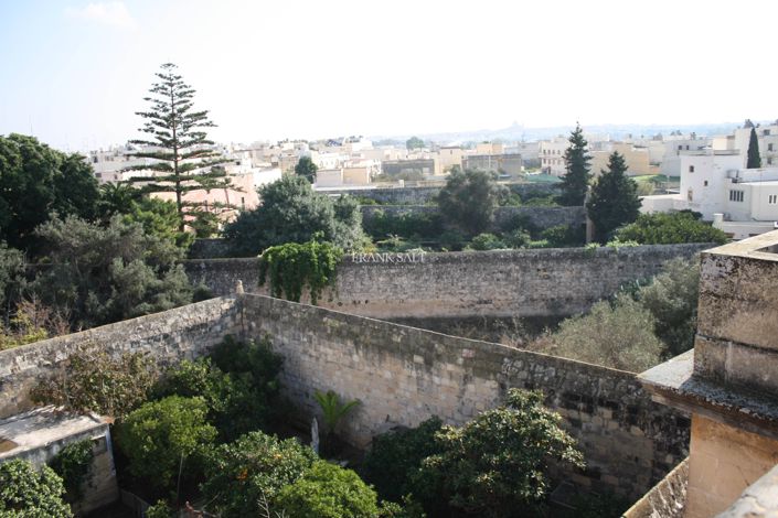 Image No.23-6 Bed Property for sale