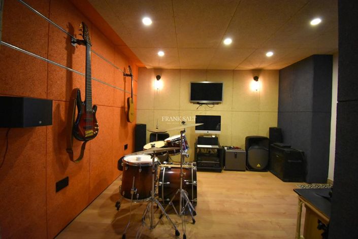 Image No.9-3 Bed Property for sale