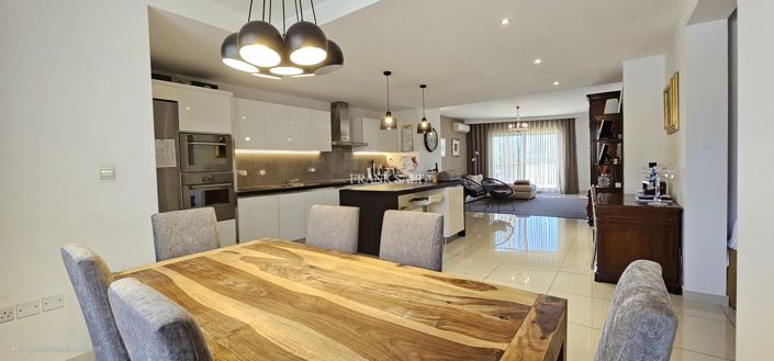 Image No.3-3 Bed Property for sale