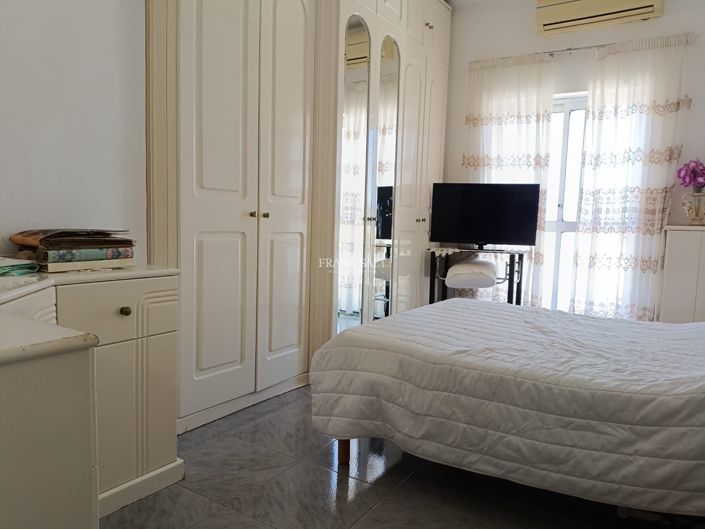 Image No.10-3 Bed Property for sale