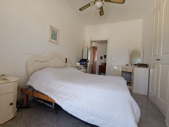 Image No.12-3 Bed Property for sale