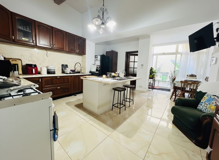 Image No.15-3 Bed Property for sale