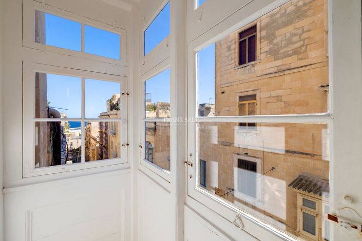 Image No.18-2 Bed Property for sale