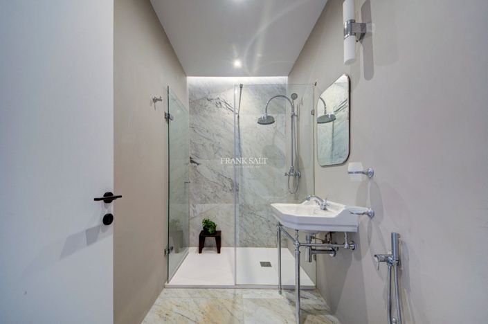 Image No.53-3 Bed Property for sale