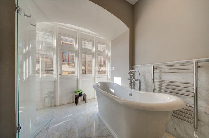 Image No.55-3 Bed Property for sale