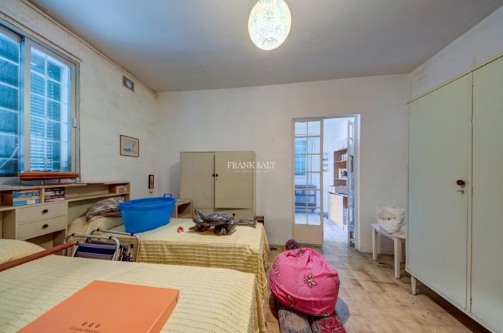 Image No.12-4 Bed Property for sale