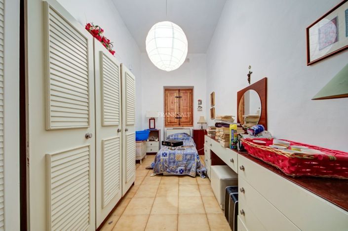 Image No.14-4 Bed Property for sale