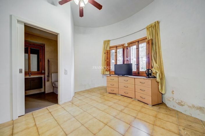 Image No.28-4 Bed Property for sale