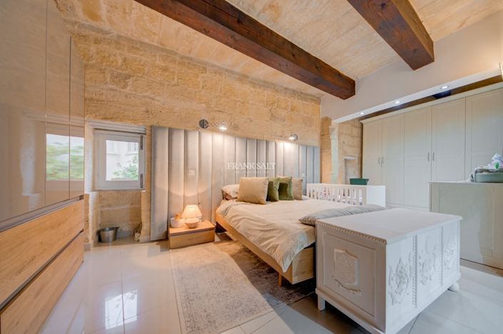 Image No.10-3 Bed Property for sale