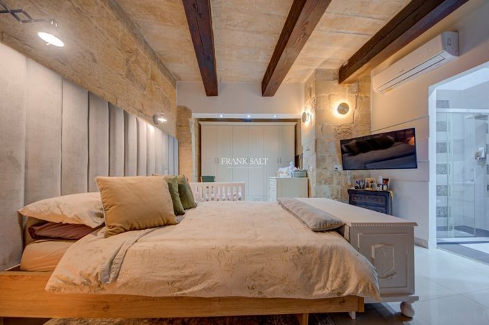 Image No.12-3 Bed Property for sale