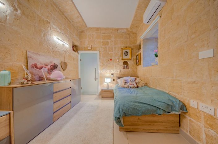 Image No.13-3 Bed Property for sale