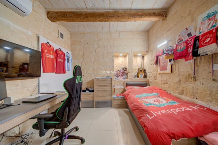 Image No.14-3 Bed Property for sale