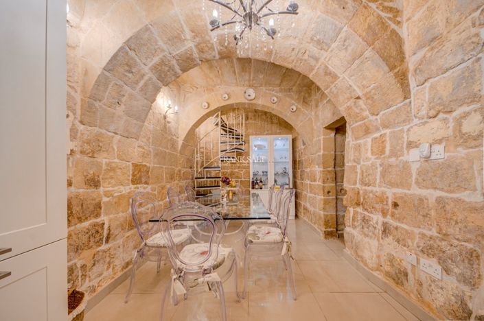 Image No.8-3 Bed Property for sale