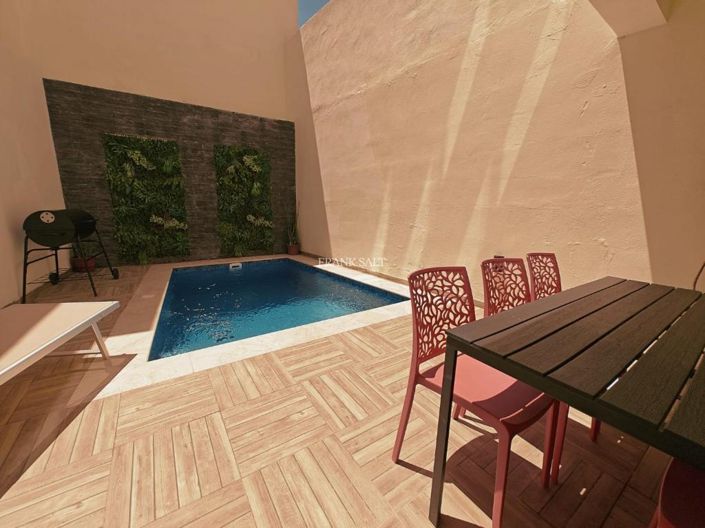 Image No.10-2 Bed Property for sale