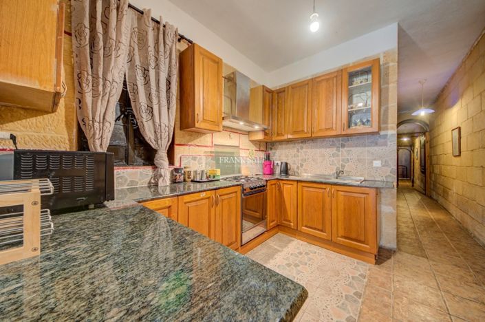 Image No.8-3 Bed Property for sale