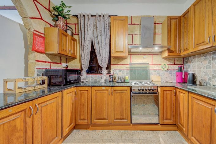 Image No.9-3 Bed Property for sale