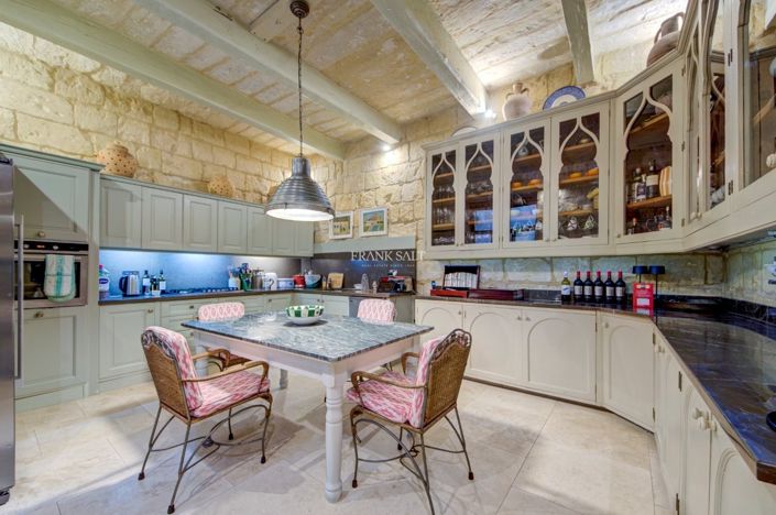 Image No.15-5 Bed Property for sale