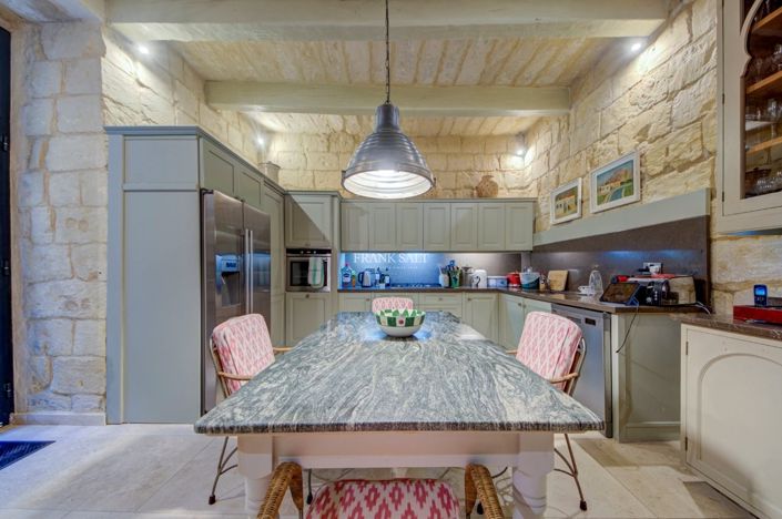 Image No.16-5 Bed Property for sale