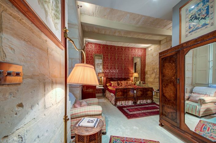 Image No.28-5 Bed Property for sale