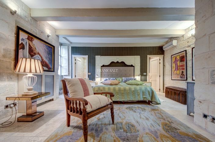 Image No.32-5 Bed Property for sale