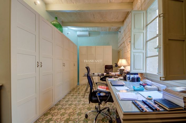 Image No.35-5 Bed Property for sale