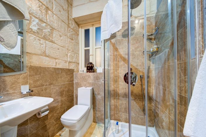 Image No.36-5 Bed Property for sale