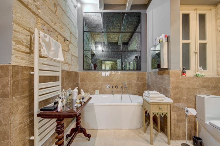 Image No.37-5 Bed Property for sale