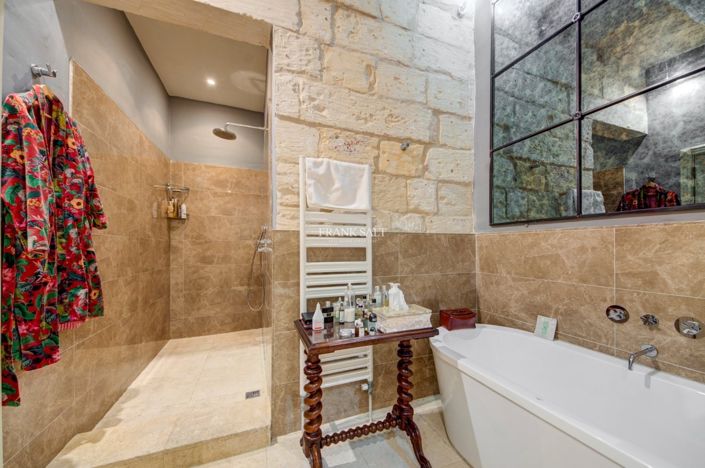 Image No.38-5 Bed Property for sale